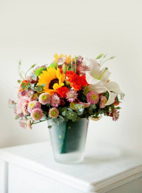 Zambak çiçekli, ayçiçeği, kasımpatı, östazi (lisianthus) astrantsiya, okaliptüs, gül gülü