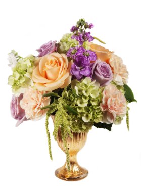 Vazoda altın yapraklı bir buket var.