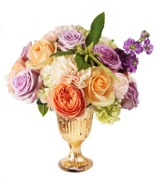 Vazoda altın yapraklı bir buket var.