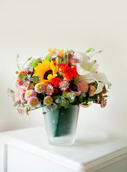 Ramo Floral Con Lirio Girasol Crisantemo Eustoma Lisianthus Astrantsiya Eucalipto —  Fotos de Stock