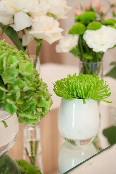 Table Décorée Vert Avec Des Fleurs Fraîches Des Bougies — Photo