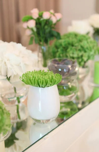 Table Décorée Vert Avec Des Fleurs Fraîches Des Bougies — Photo