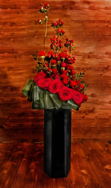 Official Classic Floral Arrangement Tall Glass Vase Black — Stock Photo, Image