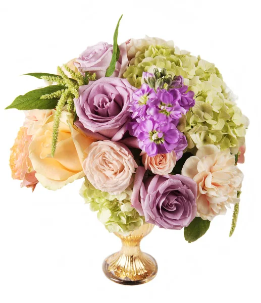 Vazoda altın yapraklı bir buket var.