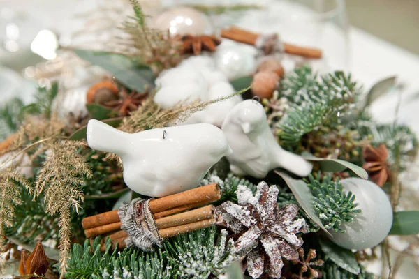 Dal Iğne Koni Tarçın Çubukları Dekoratif Kuşlar Kullanarak Noel Dekorasyonu — Stok fotoğraf