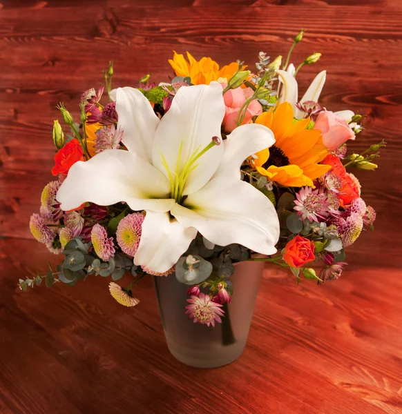 Buquê Floral Com Lírio Girassol Crisântemo Eustoma Lisianthus Astrantsiya Eucalipto — Fotografia de Stock