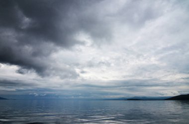 Sevan Gölü üzerinde bulutlar