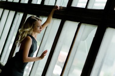 Pencereden dışarı bakan kız