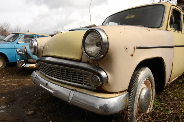 El viejo coche oxidado — Foto de Stock