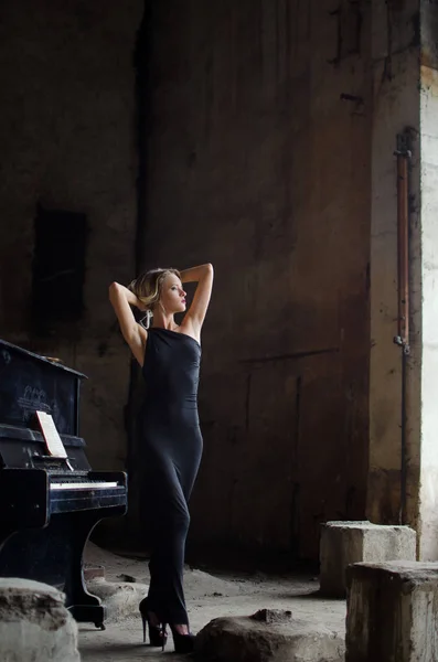 Grunge belső a zongora fekete ruha a divat lány — Stock Fotó