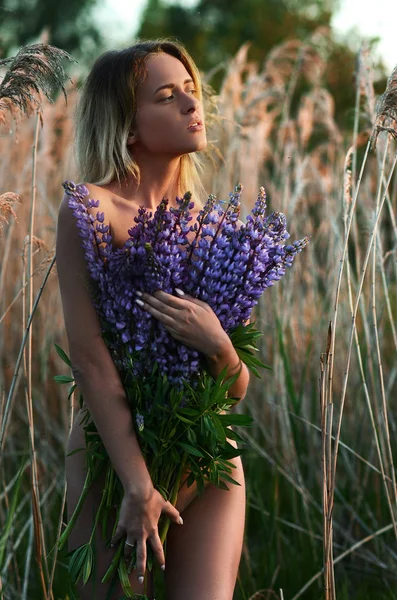 Bir çayır çekici çıplak kız — Stok fotoğraf