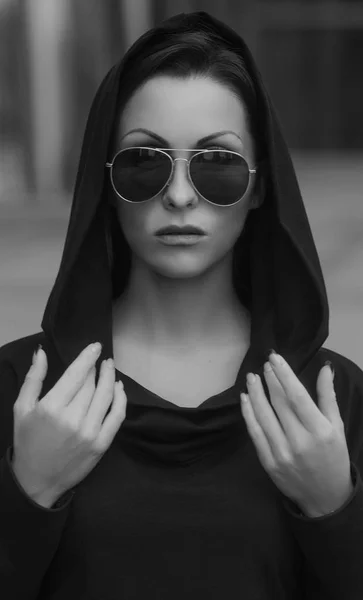 Δροσερό κορίτσι της μόδας στα γυαλιά ηλίου — Φωτογραφία Αρχείου
