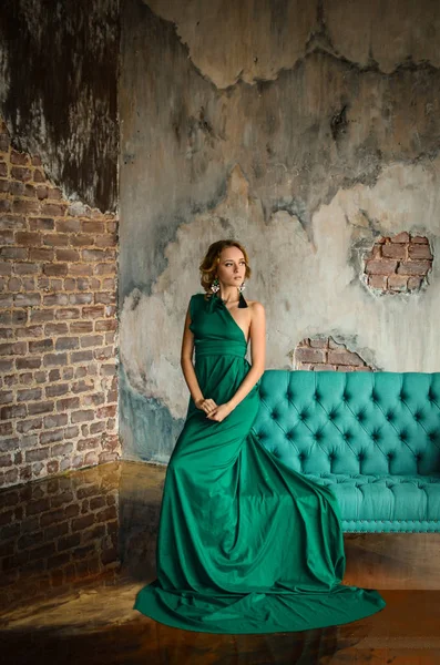 Woman in green evening dress posing — Stock Photo, Image