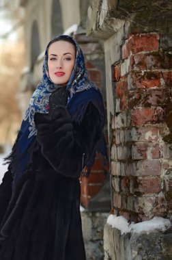 Mavi Fularlı esmer kız 