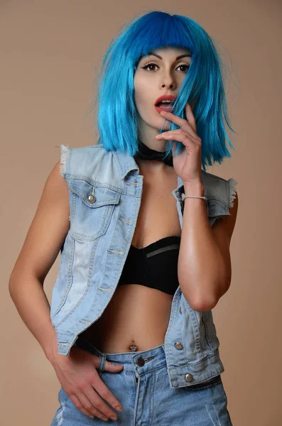 蓝色头发的年轻女人 — 图库照片