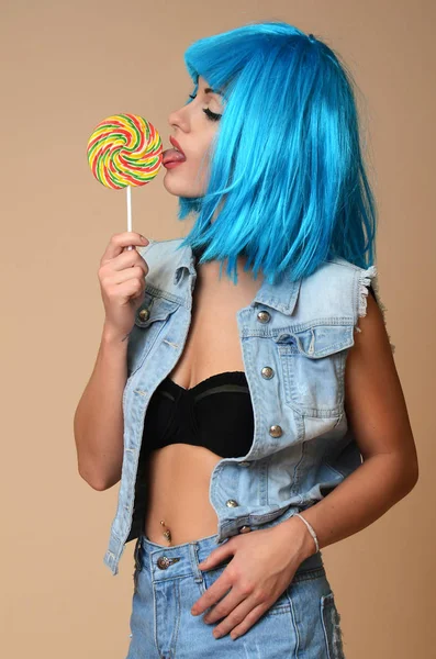 Μπλε μαλλιά νεαρή γυναίκα — Φωτογραφία Αρχείου