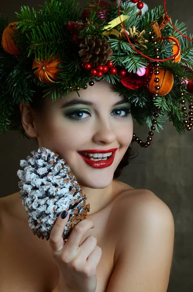 Donna con ghirlanda di Natale — Foto Stock
