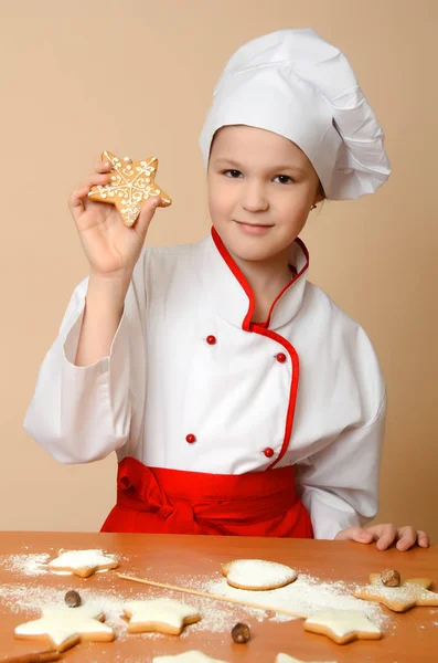 Cocinera chica degustación galletas — Foto de Stock