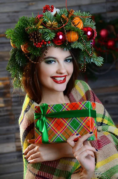 Vrouw met de kroon van Kerstmis — Stockfoto