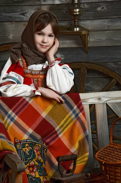 Krásná dívka v ruské kostýmu — Stock fotografie