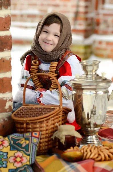 ロシアの衣装で美しい少女 — ストック写真