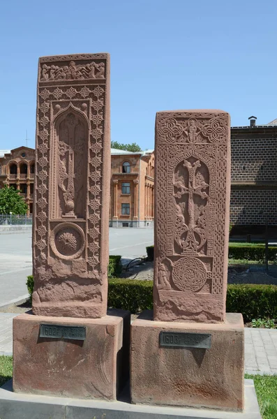 Alte Chachkars in der Stadt Echmiadzin — Stockfoto