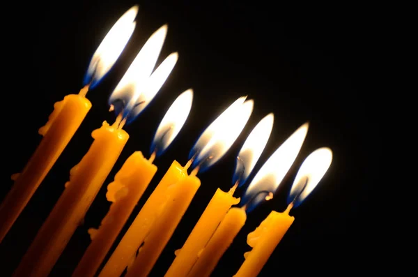 Brennende Kerzen in einer Kirche — Stockfoto