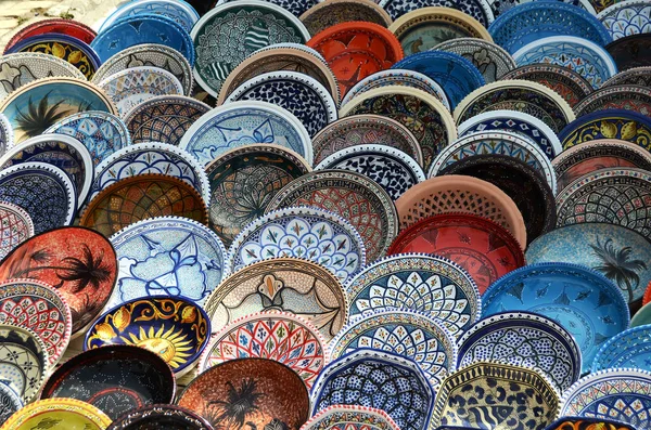 Різнокольорові сувеніри глиняний посуд на туніському ринку — стокове фото