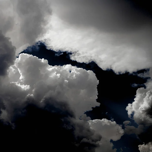 ท้องฟ้าและเมฆในสีฟ้าเข้ม — ภาพถ่ายสต็อก