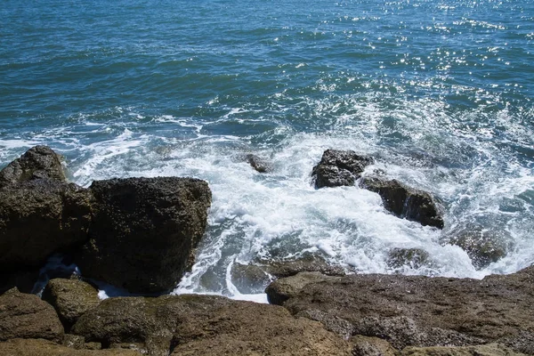 Valuri de mare și pietre — Fotografie, imagine de stoc
