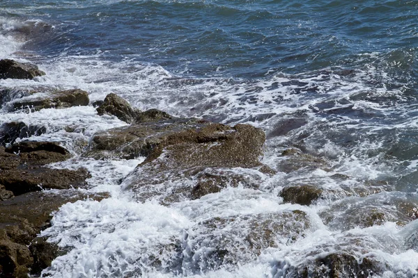 Waves of sea and rocks — Stock Photo, Image