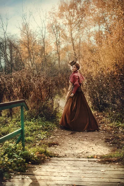 Sonbahar ormanlarında güzel bir kız. — Stok fotoğraf