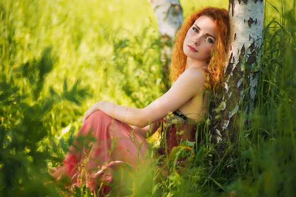 Entspannte Frau Sitzt Gras Neben Dem Baum — Stockfoto