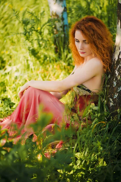 Femme Assise Dans Herbe Près Arbre — Photo