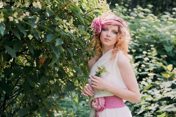 Mulher loira bonita com uma flor . — Fotografia de Stock