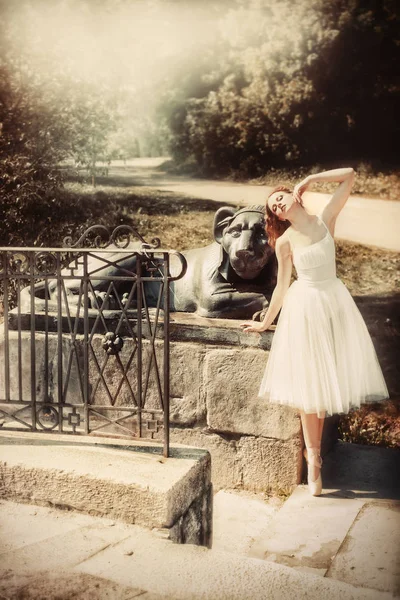 Bailarina mujer bailando al aire libre en un día soleado . Imagen De Stock