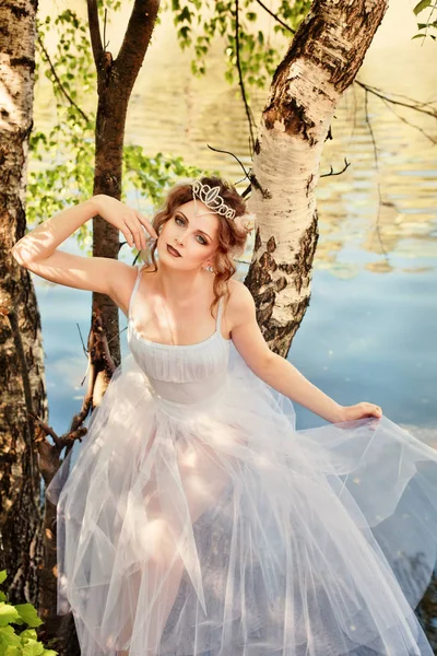 Portrait d'une danseuse sur la nature de l'eau . Images De Stock Libres De Droits