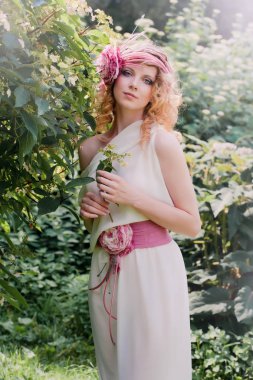 Beyaz elbiseli sarışın kadın.