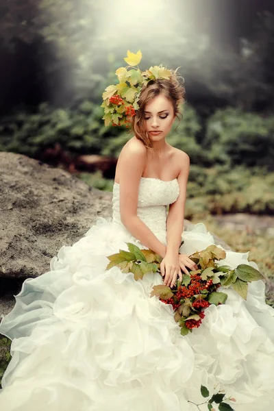 Portret Van Een Prachtige Bruid Met Een Herfsttak Met Bessen — Stockfoto