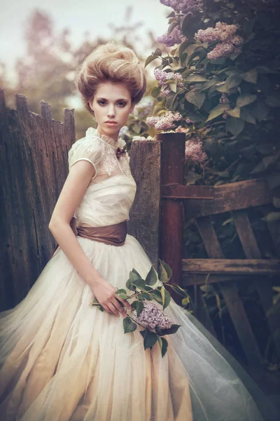 Retrato de uma noiva em um vestido branco com flores em estilo retro . — Fotografia de Stock