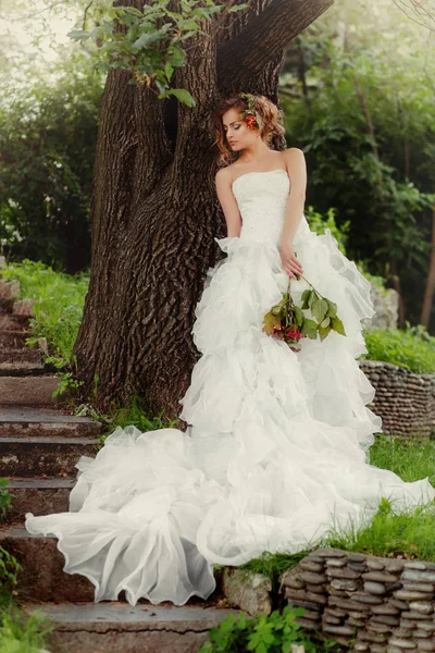 Hermosa Novia Vestido Novia Relaja Pie Junto Gran Árbol Imagen De Stock