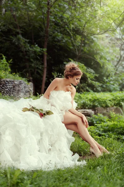 Hermosa Novia Mujer Mirando Sus Largas Piernas Naturaleza Bosque Sentado Imagen de archivo