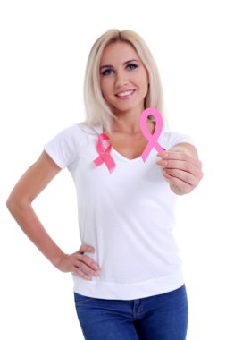 pembe Meme Kanseri Bilinçlendirme şerit tutan kadının el