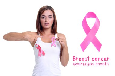 pembe Meme Kanseri Bilinçlendirme şerit tutan kadının el