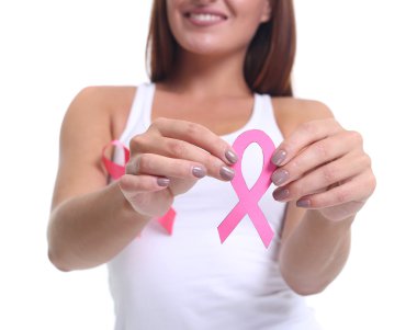 pembe Meme Kanseri Bilinçlendirme şerit tutan kadının el