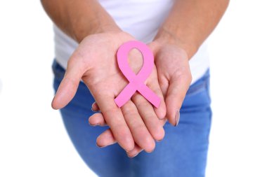pembe Meme Kanseri Bilinçlendirme şerit tutan kadının el