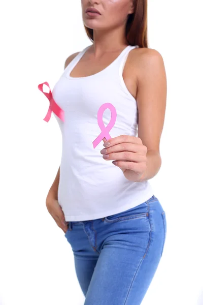 Mão das mulheres segurando fita de consciência de câncer de mama rosa — Fotografia de Stock