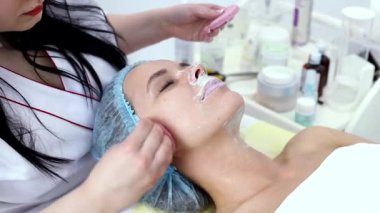 Güzellik Spa kil maskesi olan kadın.