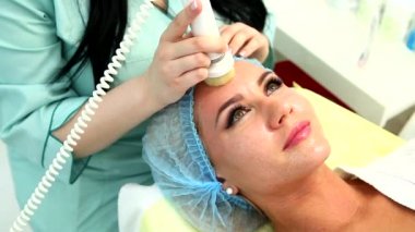 Donanım kozmetolojisi. Deriyi fırçayla temizliyor..