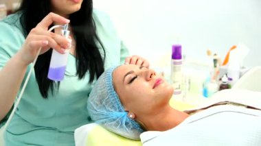 Kadın yüzünü Spa Buhar elde.